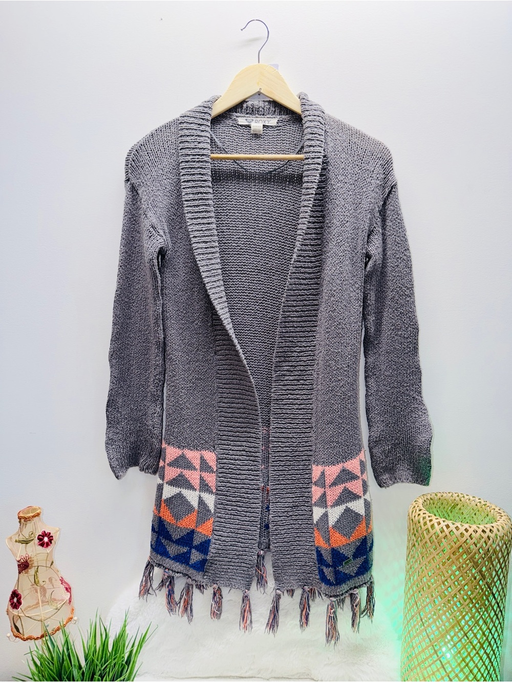 81% Cotton Roxy Light Weight Grey Cardigan with Pink & Blue Geometric Accents 🌎